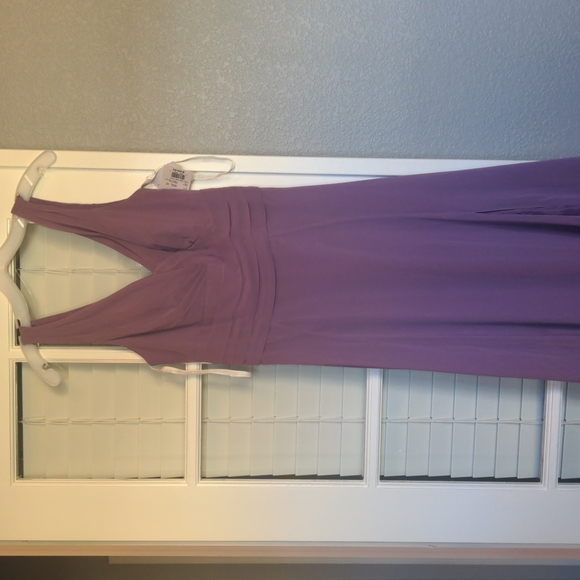 Wisteria purple v-neck bridesmaid dress, size 8, David's Bridal - Picture 2 of 4
